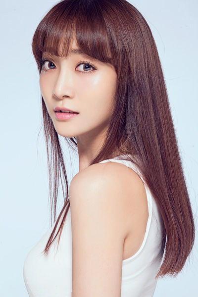 演员亦欣,光影交织下的璀璨星途