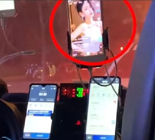 女主播直播出租车,带你领略城市繁华与温馨瞬间